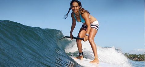 chica haciendo surf